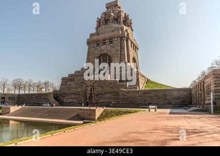 Monumento alla Battaglia delle Nazioni, Lipsia, vista generale da sud-ovest: Una struttura monumentale alta 91 metri risalente al 1913, caratterizzata da un bacino d'acqua e un asse da parata; inaugurata in occasione del 100° anniversario della Battaglia delle Nazioni. Lipsia, Sassonia, Germania Foto Stock