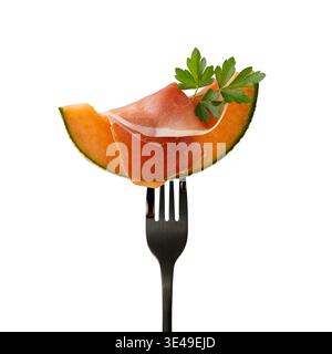 Jamon tradizionale spagnolo a fette (carne di maiale secca) o prosciutto italiano con melone dolce e prezzemolo fresco su forchetta nera isolato su fondo bianco Foto Stock
