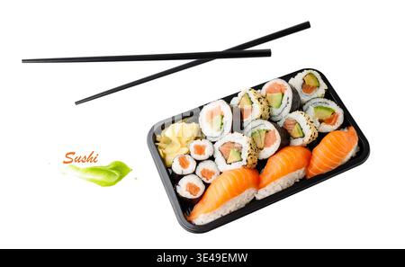 Set di sushi assortito in vassoio con bacchette di bambù nere isolate su sfondo bianco. Confezione da asporto per supermercato o sushi bar. Foto Stock