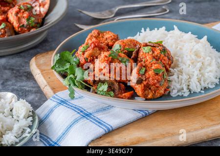 Polpette di maiale piccanti in salsa di pomodoro con riso basmati Foto Stock