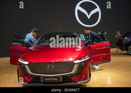 Bangkok, Thailandia. 24 marzo 2026. Lo stand Mazda al 47° Salone Internazionale dell'automobile di Bangkok presso l'IMPACT Challenger Hall. Circa 45 produttori di automobili e motociclette partecipano allo spettacolo. Quest'anno, il tema è "LA SINCRONICITÀ ICONICA", che indica la perfetta integrazione tra innovazione automobilistica, tecnologia avanzata e design unico. (Credit Image: © Patrick Chengzhi Wang/SOPA Images via ZUMA Press Wire) SOLO PER USO EDITORIALE! Non per USO commerciale! Foto Stock