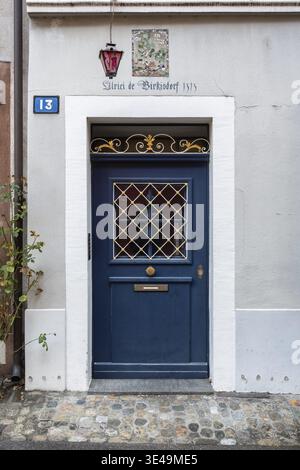 Caratteristico ingresso blu per un edificio storico nel centro storico di Basilea, Basilea, Cantone di Basilea città, Svizzera Foto Stock