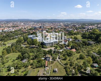 Vista aerea panoramica della città di Bamberga con edifici, spazi verdi e paesaggio circostante Foto Stock