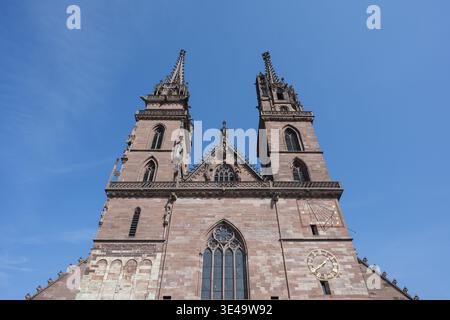 Le torri gemelle della Cattedrale di Basilea, attrazione turistica e punto di riferimento della città di Basilea, città vecchia, Basilea, Cantone di Basilea-città, Svizzera Foto Stock