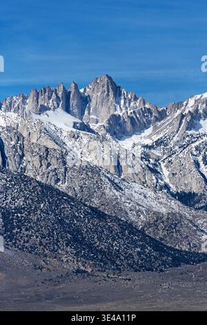 Il Monte Whitney, alto 14505 metri circa, è la montagna più alta degli Stati Uniti contigui vista dalle Alabama Hills Foto Stock