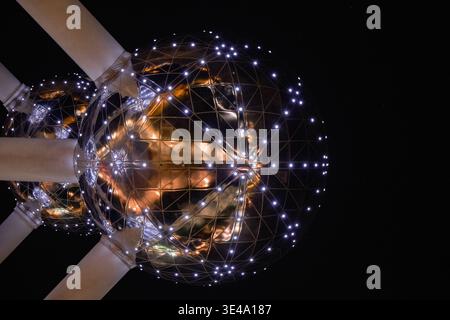 L'Atomium illuminato di notte - Bruxelles, Belgio Foto Stock