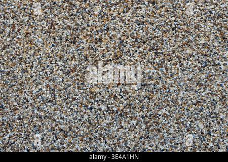 superficie di fondo mista di ciottoli su un pannello a parete prefabbricato Foto Stock
