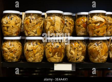 Funghi sottaceto in vasetti di vetro in negozio Foto Stock