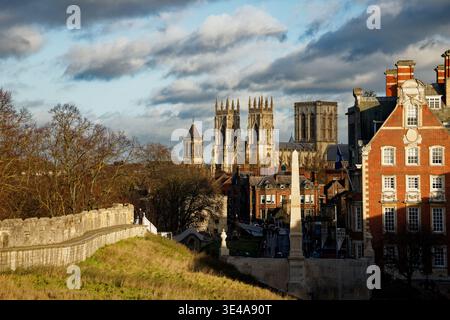 Le torri della storica torre della York Minster sopra i tetti degli edifici circostanti, City of York, Inghilterra. Foto Stock