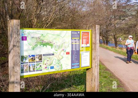 Bacheca informativa e mappa per i visitatori della Dovedale National Nature Reserve nel Peak District National Park Foto Stock