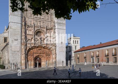 Facciata gotica Isabellina ornata della chiesa di San Pablo a Valladolid, in Spagna, con intricate incisioni in pietra e la piazza pubblica circostante. Foto Stock