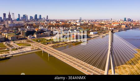 Paesaggio urbano di Varsavia con il ponte Swietokrzyski Foto Stock