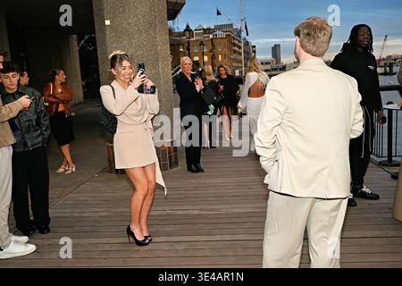 LONDRA, INGHILTERRA - MARZO 25 2026: Adrian Sanderson e Paige Turley partecipano all'evento di lancio del Regno Unito per Celebrity Ex on the Beach (serie 4, 2026) presso Driftwood Boat a Londra. (Foto di 李世惠/SEE li/Picture Capital) credito: Vedi li/Picture Capital/Alamy Live News Foto Stock