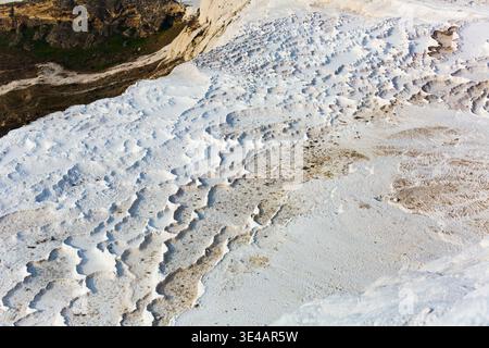 Terrazze in travertino naturale con sorgenti termali a Pamukkale, Turchia Foto Stock