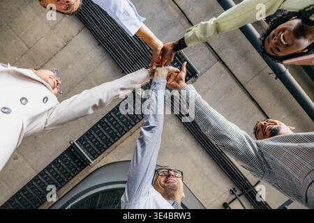 La squadra indossava abiti formali raccolti vicino alla rinomata vecchia struttura Foto Stock