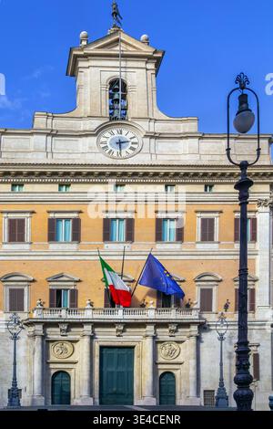 Facciata principale di Palazzo Montecitorio, camera dei deputati, a Roma, Italia. Architettura barocca Foto Stock