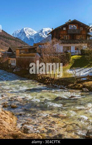 Idilliaco villaggio Ramsau nelle Alpi Berchtesgaden con le cime innevate di Hoher Göll e Hohes Brett Foto Stock