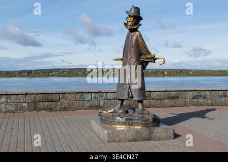 TOMSK, RUSSIA - 14 SETTEMBRE 2025: Una scultura umoristica dello scrittore russo A.P. Chekhov sull'argine della città in un giorno di settembre Foto Stock
