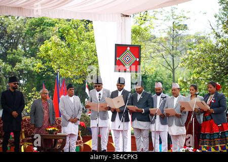 Kathmandu, Nepal. 27 marzo 2026. I nuovi membri del gabinetto partecipano alla cerimonia di giuramento nella residenza presidenziale. (Foto di Skanda Gautam/SOPA Images/Sipa USA) credito: SIPA USA/Alamy Live News Foto Stock