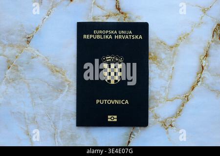 Passaporto croato sul tavolo da vicino. Libro ufficiale dei documenti di identificazione per i cittadini della Croazia. Concetto di viaggio e turismo in Croazia Foto Stock