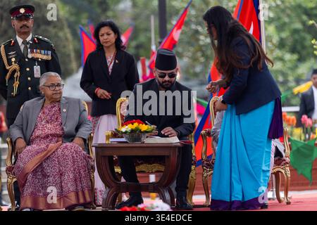 Kathmandu, Nepal. 27 marzo 2026. Balendra Shah (2° R) partecipa a una cerimonia di giuramento a Kathmandu, Nepal, il 27 marzo 2026. Balendra Shah, capo anziano del partito Rastriya Swatantra, ha prestato giuramento come primo ministro del Nepal venerdì in una cerimonia speciale tenutasi presso l'Ufficio del Presidente a Kathmandu, capitale del Nepal. Ore prima del giuramento, Shah fu nominato 47° primo ministro del paese secondo la Costituzione del Nepal. Crediti: Sulav Shrestha/Xinhua/Alamy Live News Foto Stock