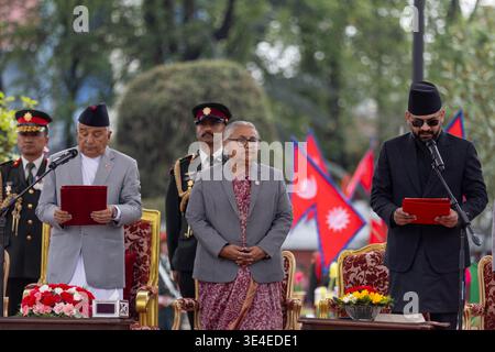 Kathmandu, Nepal. 27 marzo 2026. Balendra Shah (R, front) ha prestato giuramento come primo ministro del Nepal durante una cerimonia presieduta dal presidente nepalese RAM Chandra Poudel (L, front) a Kathmandu, Nepal, il 27 marzo 2026. Balendra Shah, capo anziano del partito Rastriya Swatantra, ha prestato giuramento come primo ministro del Nepal venerdì in una cerimonia speciale tenutasi presso l'Ufficio del Presidente a Kathmandu, capitale del Nepal. Ore prima del giuramento, Shah fu nominato 47° primo ministro del paese secondo la Costituzione del Nepal. Crediti: Sulav Shrestha/Xinhua/Alamy Live News Foto Stock