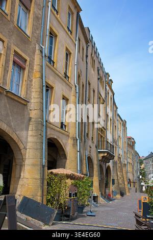 Facciate con portici in Place Saint Louis a Metz, una piazza storica nella città vecchia Foto Stock