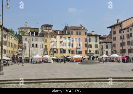 Piazza San Giacomo di Udine accanto a edifici storici Foto Stock