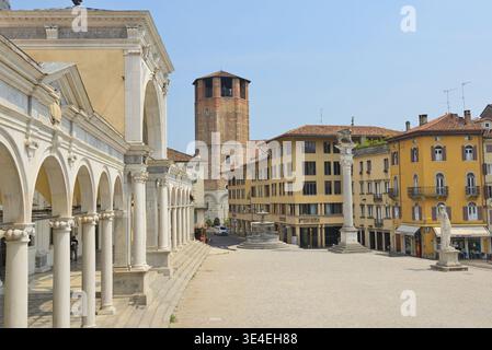 Loggia del Lionello e Torre dell'Orologio a Udine. Storica Piazza della Libertà a Udine, con architettura rinascimentale e monumenti antichi. Foto Stock