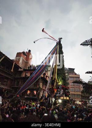 Kathmandu, Nepal. 27 marzo 2026. Le persone pregano per celebrare il Seto Machhindranath Chariot festival.in Kathmandu, Nepal, il 27 marzo 2026. (Credit Image: © Sunil Sharma/ZUMA Press Wire) SOLO PER USO EDITORIALE! Non per USO commerciale! Foto Stock