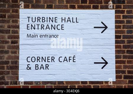 Londra, Regno Unito - 11 marzo 2026: Primo piano di un cartello presso la galleria d'arte Tate Modern, che mostra la direzione per la turbine Hall e Corner Cafe and Bar in Foto Stock