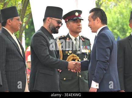Kathmandu, Nepal. 27 marzo 2026. Balendra Shah, primo ministro del Nepal, riceve i saluti da Zhang Maoming, ambasciatore cinese in Nepal presso l'Ufficio del Presidente a Kathmandu, Nepal, il 27 marzo 2026. (Credit Image: © Sunil Sharma/ZUMA Press Wire) SOLO PER USO EDITORIALE! Non per USO commerciale! Foto Stock