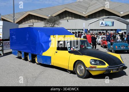 Citroën DS Tissier (1976) veicolo a passo lungo a 8 ruote utilizzato come veicolo di soccorso, trasportatore, trasportatore o Custom Car Classic Motor Show Avignone Foto Stock