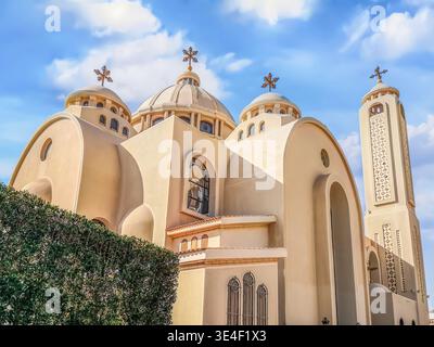 Esterno della moderna chiesa copta di El sama Eyeen a Sharm El Sheikh, Egitto. Facciata di un tempio ortodosso egiziano contro un cielo blu Foto Stock
