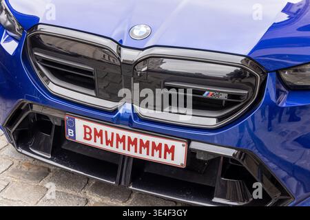 Parigi, Francia – 1° gennaio 2026: Targa personalizzata su una BMW M5, che illustra le tendenze di personalizzazione e la cultura automobilistica di lusso in Francia Foto Stock