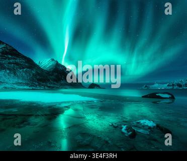 All'aurora boreale sopra la spiaggia di Vik di notte nelle isole Lofoten Foto Stock