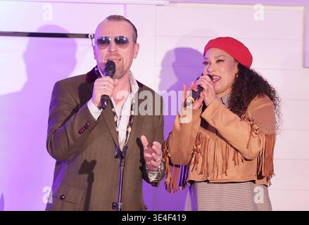 OLE Feddersen und Nathalie Dorra zu Gast Charity Talk Unterhaltung am Meer zugunsten von UNICEF Timmendorfer Strand *** Ole Feddersen e Nathalie Dorra come ospiti Charity Talk Unterhaltung am Meer a beneficio dell'UNICEF Timmendorfer Strand Foto Stock