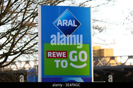27.03.2026, xcex, GER, Hamburg, Spritpreise an einer Aral-Tankstelle in Hamburg, Rewe to Go, Themenbild, Symbolbild *** 27 03 2026, xcex, GER, Amburgo, prezzi del carburante presso una stazione di rifornimento Aral ad Amburgo, Rewe to Go, immagine a tema, immagine simbolica CE Foto Stock