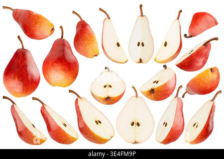 Raccolta di succose pere rosse bartlett fresche con pelle macchiata, primo piano, isolate. Intere e fette da lati diversi, riprese in studio. Fresco biologico Foto Stock