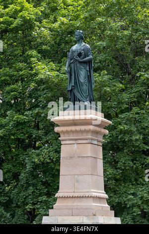 Montreal, Canada - 4 luglio 2025: Statua del Victoria Memorial in Victoria Square, monumento storico Foto Stock