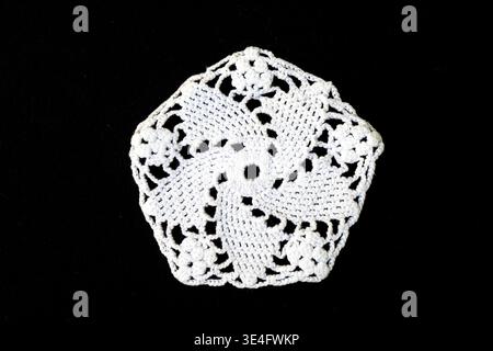pizzo rotondo bianco, ricamo su sfondo nero, Foto Stock