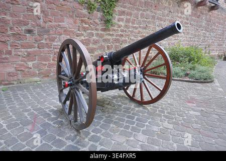 Cannone medievale con ruote di carri davanti alle mura della città a Pulverturm, Eberbach, Neckar Valley, Baden-Wuerttemberg, Germania Foto Stock