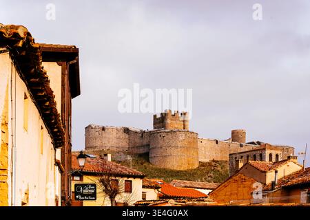 Il castello di Berlanga de Duero fu costruito tra il XV secolo, quando fungeva da castello padronale, e il XVI secolo quando fu trasformato Foto Stock