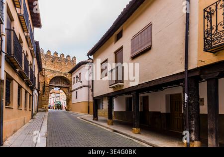 Porta di Aguilera vista dall'interno del recinto murato. Questo è il cancello principale del secondo involucro murato. La costruzione iniziò nel XIV secolo e.. Foto Stock