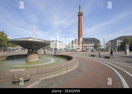 LudwigsMonument, obelisco, fontana con bacino d'acqua e ciotola, consiglio regionale, edificio universitario, Luisenplatz, Darmstadt, Assia, Germania Foto Stock