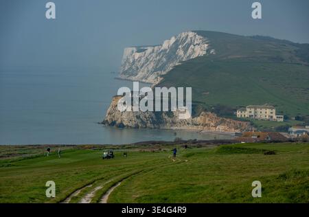 Vista di Tennyson Down e delle scogliere di Freshwater Bay sulla costa dell'isola di wight, vista dal campo da golf di acqua dolce, l'Isola di Wight, Regno Unito Foto Stock