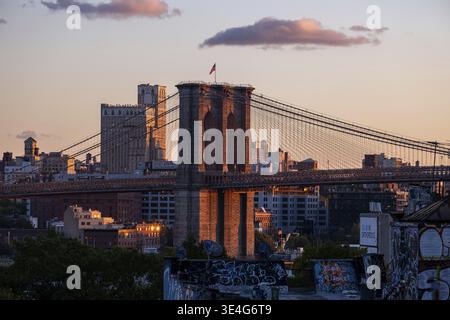 New York City - USA - 18 ottobre 2019: Luce calda del tramonto sulla vista del Ponte di Brooklyn dal Ponte di Manhattan Foto Stock