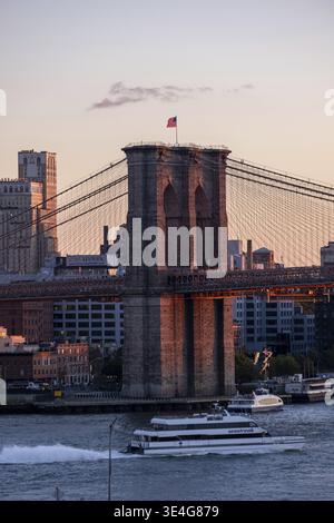 New York City - USA - 18 ottobre 2019: Luce calda del tramonto sulla vista del Ponte di Brooklyn dal Ponte di Manhattan Foto Stock