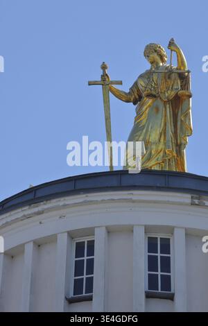 Scultura d'oro THEMIS con scala di spada e trave, dea greca della giustizia, usanze e ordine, arte moderna, municipio, figura sul tetto, Zeulenroda, Thuring Foto Stock