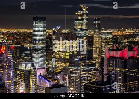New York City - USA - 24 maggio 2019: Veduta della città di Dusck, dei grattacieli del centro e dei palazzi dal Rockefeller Center sul tetto Foto Stock